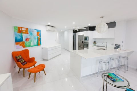 603 On The Beach Luxury Apartment - Bed n Breakfasts 3