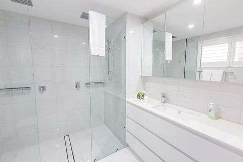 603 On The Beach Luxury Apartment - Bed n Breakfasts 2