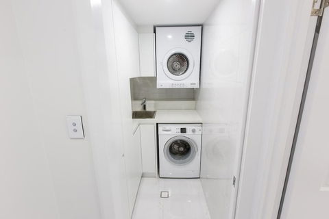 603 On The Beach Luxury Apartment - Bed n Breakfasts 1