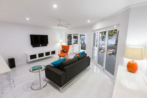 603 On The Beach Luxury Apartment - Bed n Breakfasts 5