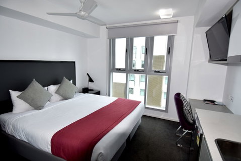 H On Mitchell Apartment Hotel - Accommodation Australia 5
