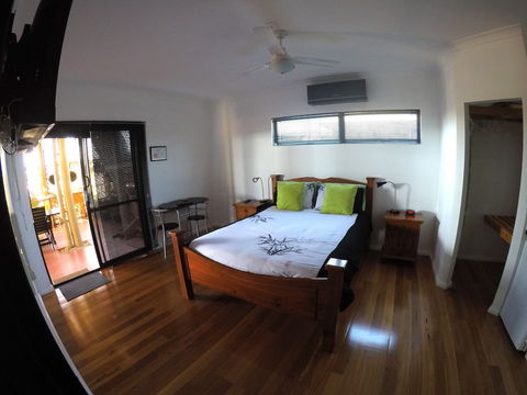 On The Deck @ Shark Bay - Bed n Breakfasts 1
