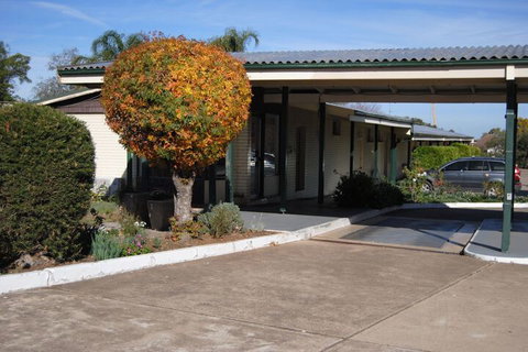 Airlie House Motor Inn - Local Tourism 1