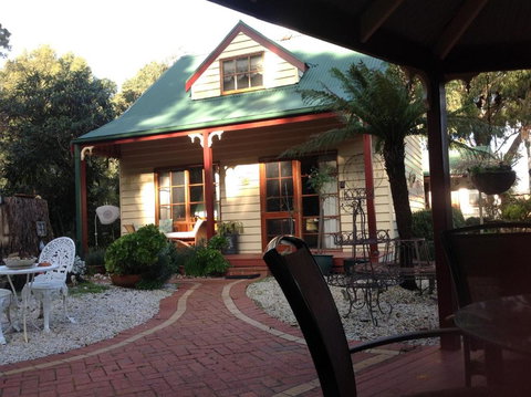 Ballarat Cottages Incorporating Yarrowee Cottage & Admirals Cottage - Local Tourism 3