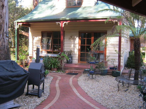Ballarat Cottages Incorporating Yarrowee Cottage & Admirals Cottage - Local Tourism 6