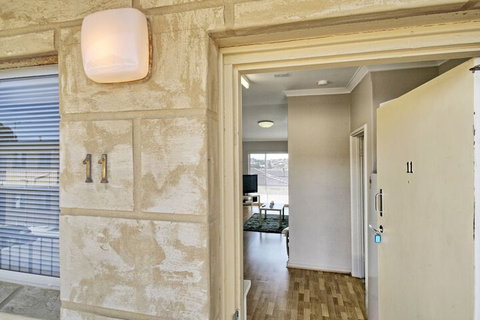 Acacia Holiday Or Business Stay Accommodation - Australia Shopping 1