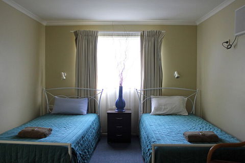 Australian Motor Homes Tourist Park - Australia Shopping 4