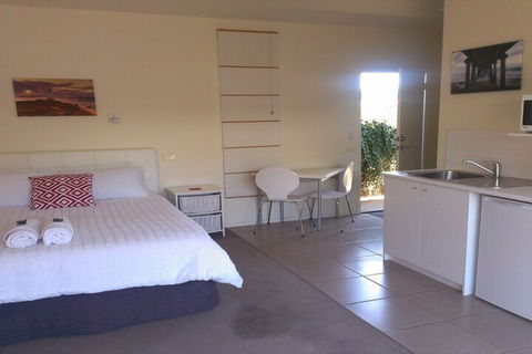 Springtide Studio Apartments - Accommodation Australia 7