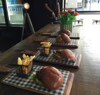 The Square Cafe Bar Restaurant - Bed n Breakfasts