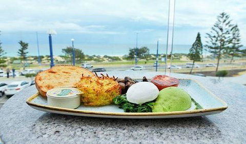 Scarborough Beach Bar - Local Tourism 11