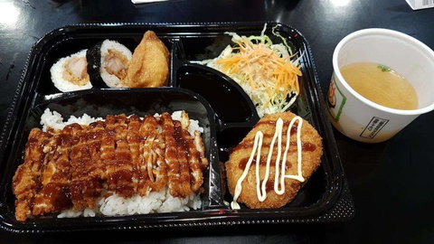 Umai Sushi Bar - Bed n Breakfasts 0