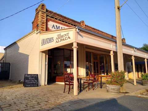 Amandhi's - Bed n Breakfasts 0