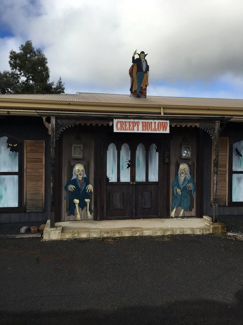 Creepy Hollow Cafe Restaurant - Local Tourism 11