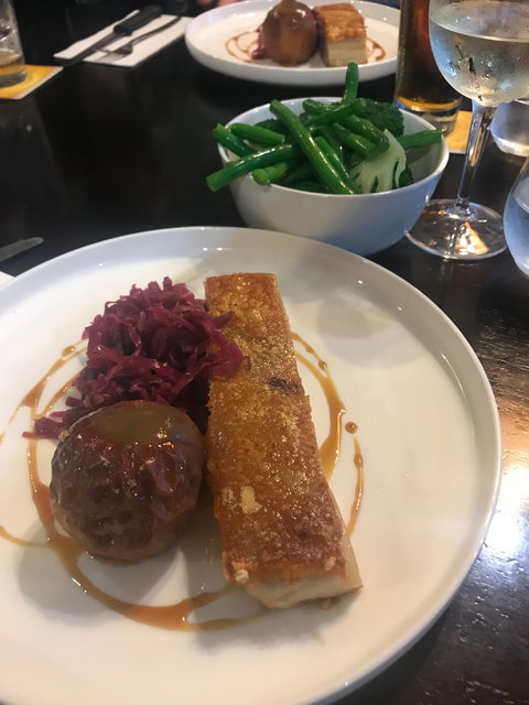 Pineapple Hotel - Australia Shopping 3