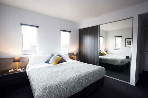 Tyrian Serviced Apartments - Bed n Breakfasts 1