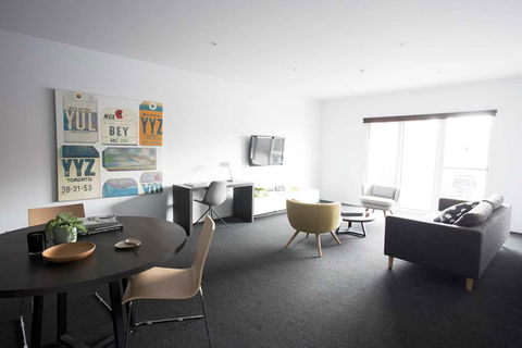 Tyrian Serviced Apartments - Bed n Breakfasts 2