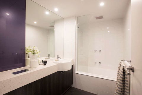 Tyrian Serviced Apartments - Bed n Breakfasts 3