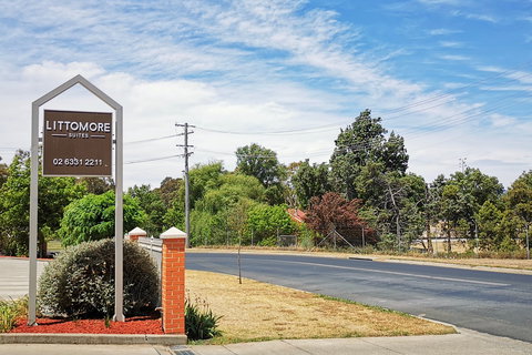 Governor Macquarie Motor Inn - Australia Shopping 2