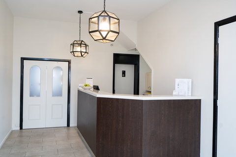 Governor Macquarie Motor Inn - Australia Shopping 4