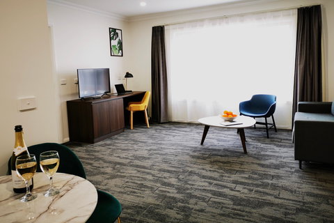 Governor Macquarie Motor Inn - Australia Shopping 5