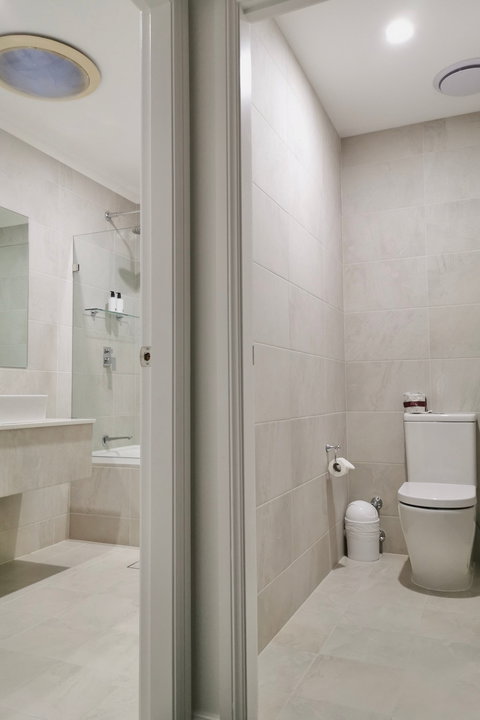 Governor Macquarie Motor Inn - Australia Shopping 12