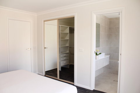 Governor Macquarie Motor Inn - Australia Shopping 13