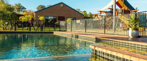Blazing Stump Motel & Suites - Bed n Breakfasts 1
