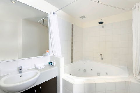 Assured Ascot Quays Apartment Hotel - Local Tourism 7