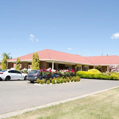 Pines Country Club Motor Inn - Local Tourism 0