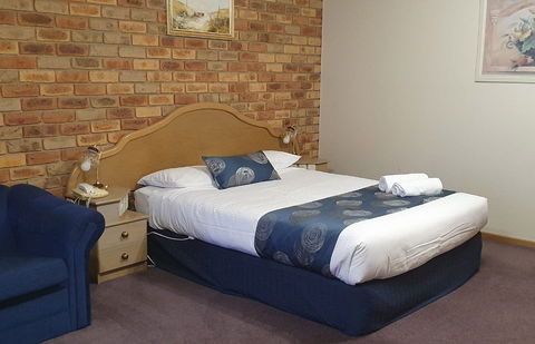 Pines Country Club Motor Inn - Local Tourism 2