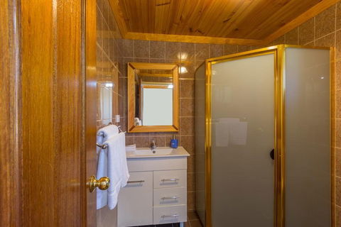 Black Gold Country Cabins and Motel - Accommodation Australia 5