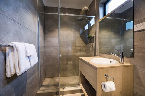 Nightcap at Playford Tavern - Australia Shopping 2