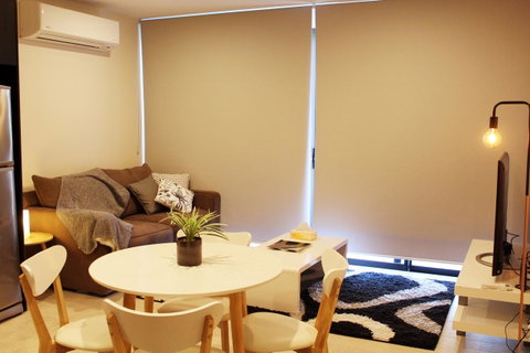 Stylish, Modern, Cute As A Button - Braddon CBD - Accommodation Australia 10