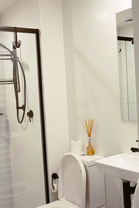 Stylish, Modern, Cute As A Button - Braddon CBD - Accommodation Australia 6