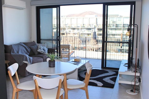 Stylish, Modern, Cute As A Button - Braddon CBD - Accommodation Australia 5
