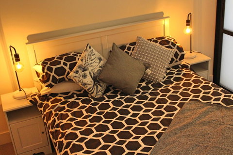 Stylish, Modern, Cute As A Button - Braddon CBD - Accommodation Australia 12