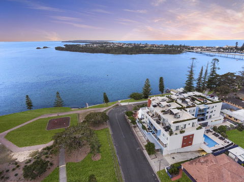 Lakeside Waterfront Apartment The Entrance - Australia Shopping 17