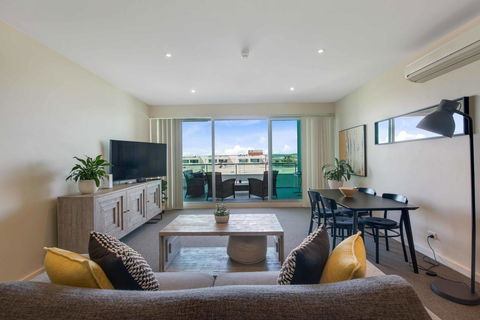 Port Adelaide Executive Waterfront Apartment - Accommodation Australia 21