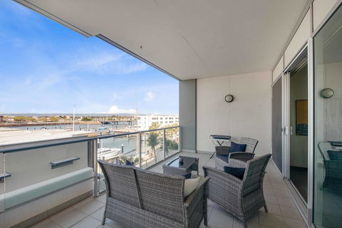 Port Adelaide Executive Waterfront Apartment - Accommodation Australia 25