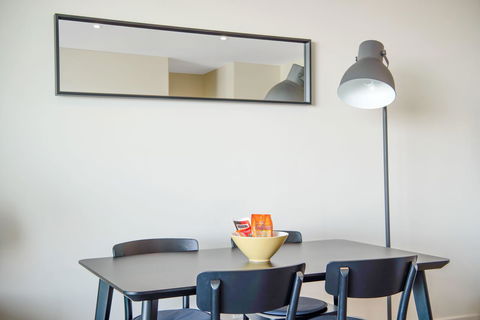 Port Adelaide Executive Waterfront Apartment - Accommodation Australia 12