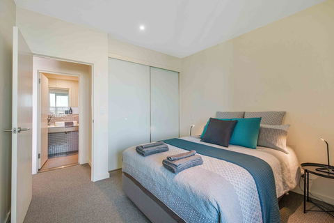 Port Adelaide Executive Waterfront Apartment - Accommodation Australia 3