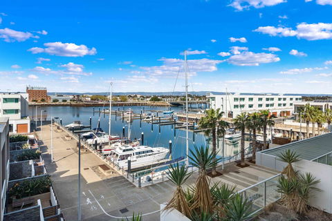 Port Adelaide Executive Waterfront Apartment - Accommodation Australia 0
