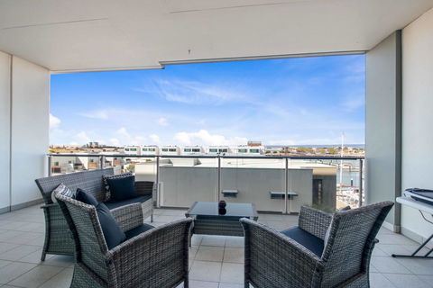Port Adelaide Executive Waterfront Apartment - Accommodation Australia 23