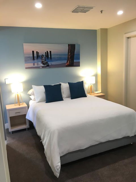 Beachside Luxury Apartments One & Two Bedroom In Beachfront Oaks Pier Building - Bed n Breakfasts 23