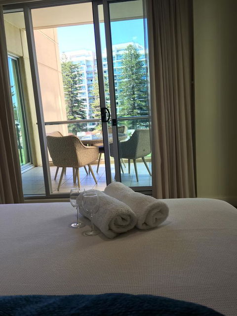 Beachside Luxury Apartments One & Two Bedroom In Beachfront Oaks Pier Building - Bed n Breakfasts 24