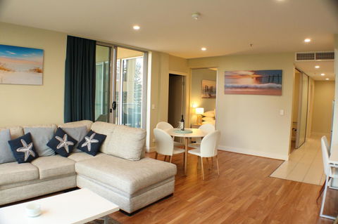 Beachside Luxury Apartments One & Two Bedroom In Beachfront Oaks Pier Building - Bed n Breakfasts 4