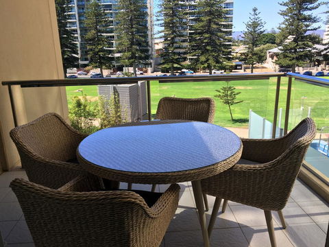 Beachside Luxury Apartments One & Two Bedroom In Beachfront Oaks Pier Building - Bed n Breakfasts 25