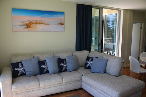 Beachside Luxury Apartments One & Two Bedroom In Beachfront Oaks Pier Building - Bed n Breakfasts 11