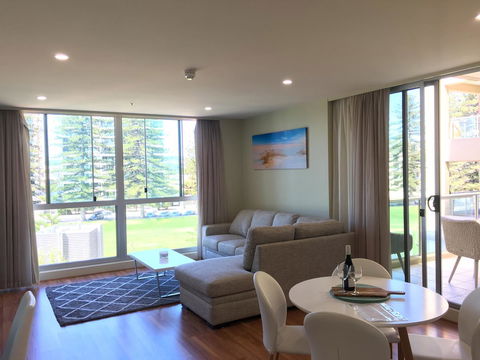 Beachside Luxury Apartments One & Two Bedroom In Beachfront Oaks Pier Building - Bed n Breakfasts 3
