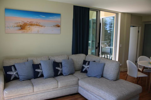 Beachside Luxury Apartments One & Two Bedroom In Beachfront Oaks Pier Building - Bed n Breakfasts 12